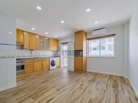 Apartamento T3 renovado, rés chão alto