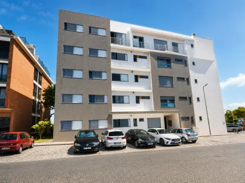 T2 em Alcabideche com garagem, elevador e vista privilegiada para a Serra de Sintra