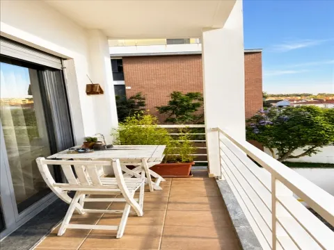 T2 em Alcabideche com garagem, elevador e vista privilegiada para a Serra de Sintra