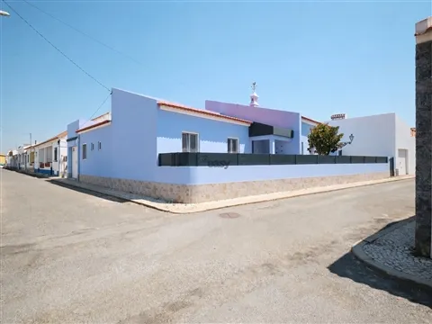 Elegância Contemporânea: Moradia T5 com Piscina e Garagem em Alvalade Sado
