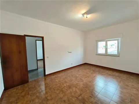 Moradia T2 renovada com quintal em Alvalade Sado