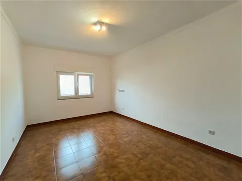Moradia T2 renovada com quintal em Alvalade Sado