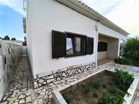 Moradia T2 renovada com quintal em Alvalade Sado