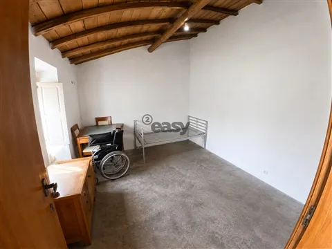 Moradia T3+1 totalmente remodelada com amplo quintal e enorme potencial em Montoito