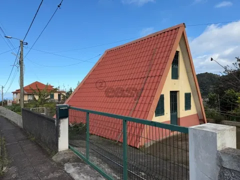 Moradia Típica Madeirense com Enorme Potencial, em Santana
