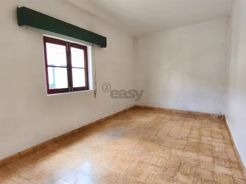 Moradia térrea com espaço exterior no centro histórico de Alvalade Sado