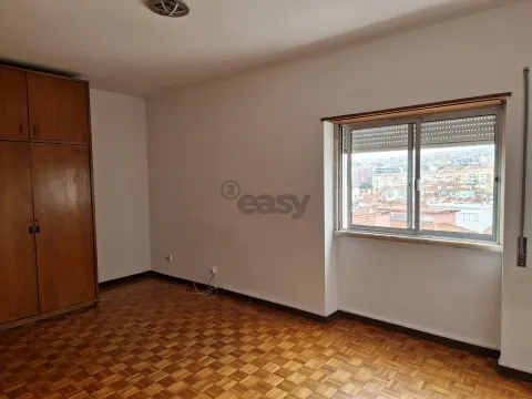 Apartamento T3 em Odivelas com lugar de parqueamento e arrecadação