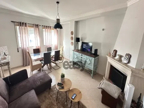 Apartamento T2 Seminovo com Potencial Duplex na Quinta do Conde