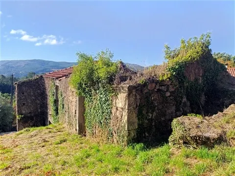 Ruína 220m² com Terreno 1000m² em Covas | Investimento em Turismo de Natureza