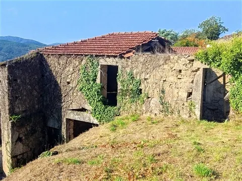 Ruína 220m² com Terreno 1000m² em Covas | Investimento em Turismo de Natureza