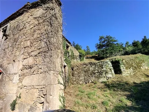Ruína 220m² com Terreno 1000m² em Covas | Investimento em Turismo de Natureza