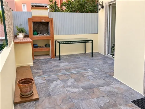 T2 com terraço perto comboio Amadora
