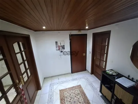 T3 com áreas generosas, estacionamento e arrecadação – Amadora
