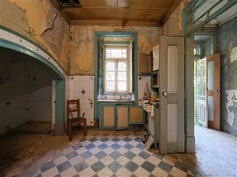 Antiga casa senhorial com características únicas!