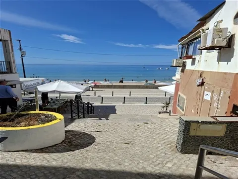 Prédio para recuperar junto á Praia de Sesimbra