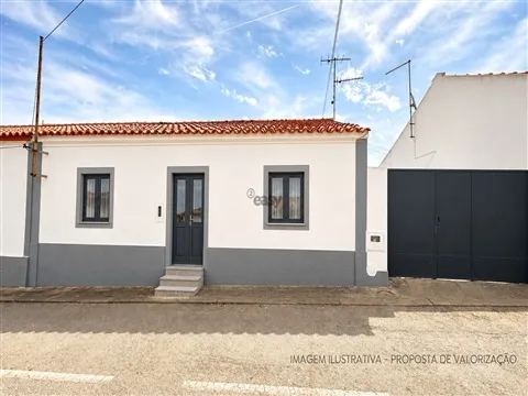 Moradia térrea T3 com quintal em São Vicente de Valongo, Évora