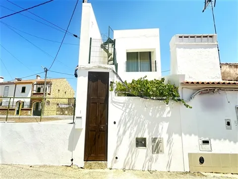 Moradia T1 de Arquitetura Contemporânea com Pátio, Terraço e Cobertura Panorâmica | Vila Boim, Elvas