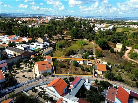 Dois Lotes de Terreno com 1.124 m² numa Localização Privilegiada, Barreiro