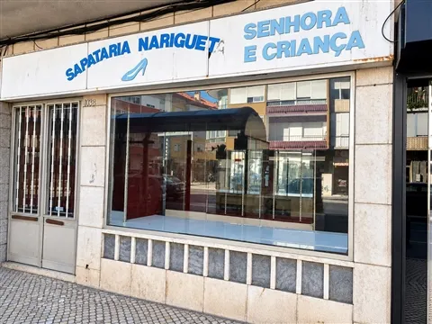 Loja T2 Duplex com montra para a R. Elias Garcia