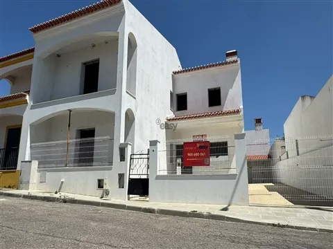 Terreno Urbano com construção de Moradia T5 de Luxo em Fase de Acabamentos| Castro Verde