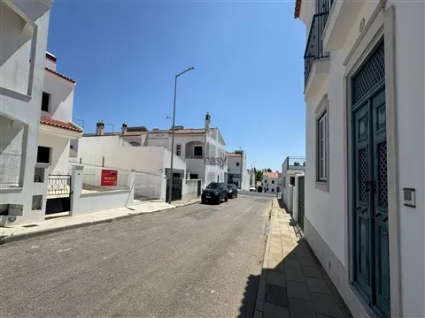 Terreno Urbano com construção de Moradia T5 de Luxo em Fase de Acabamentos| Castro Verde