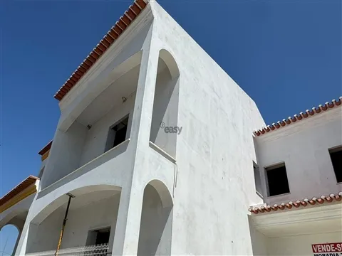 Terreno Urbano com construção de Moradia T5 de Luxo em Fase de Acabamentos| Castro Verde