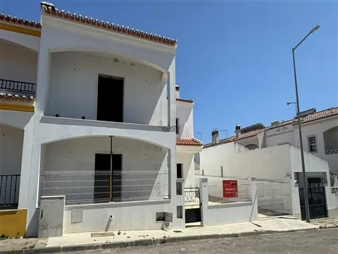 Terreno Urbano com construção de Moradia T5 de Luxo em Fase de Acabamentos| Castro Verde