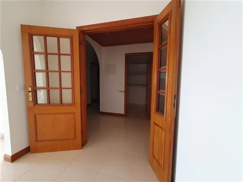 T2 com parqueamento e arrecadação