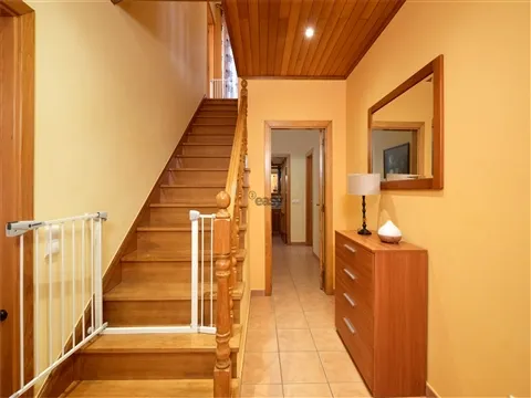 Moradia T4, 3 pisos, 2 suites, garagem p/3 carros, piscina, painéis solares e tecnologia inteligente