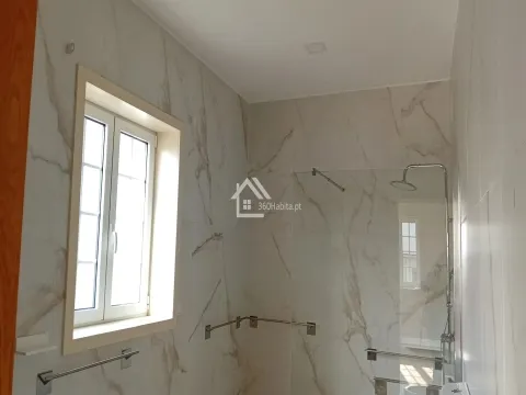 Fantástica moradia dos anos 50 em bom estado, situado perto do centro histórico,