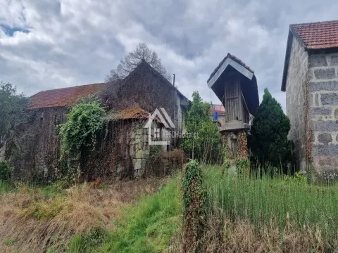 Moradia T5 para reconstrução, em Vila Verde e Santão, Felgueiras