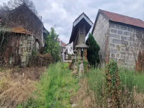 Moradia T5 para reconstrução, em Vila Verde e Santão, Felgueiras