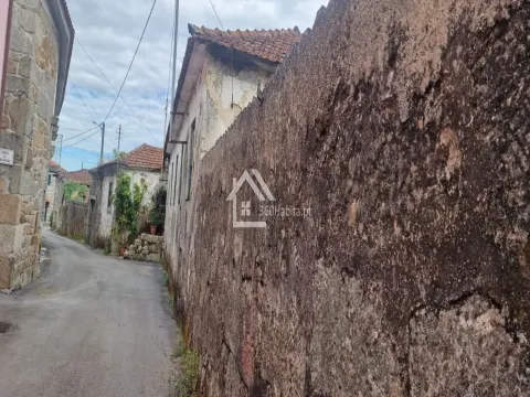 Kleine boerderij met 3 slaapkamers voor wederopbouw, met kapel - Vila Verde en Santão - Felgueiras