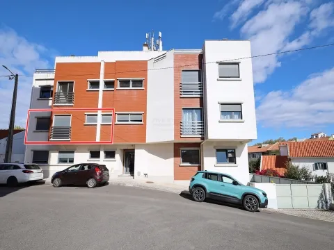 Arrendamento - Apartamento T2   – Garagem - Mem Martins - S. Carlos