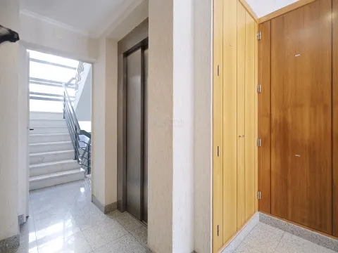 Arrendamento - Apartamento T2   – Garagem - Mem Martins - S. Carlos