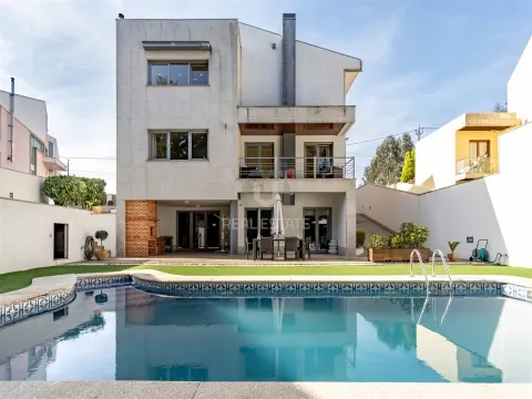 MORADIA  INDIVIDUAL COM PISCINA EM VALONGO