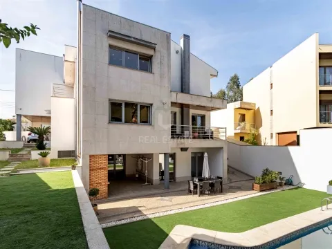 MORADIA  INDIVIDUAL COM PISCINA EM VALONGO