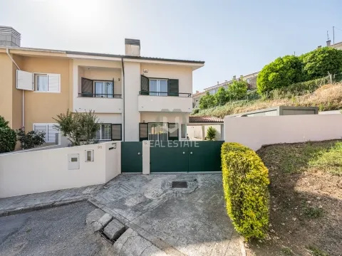 Moradia Geminada T4