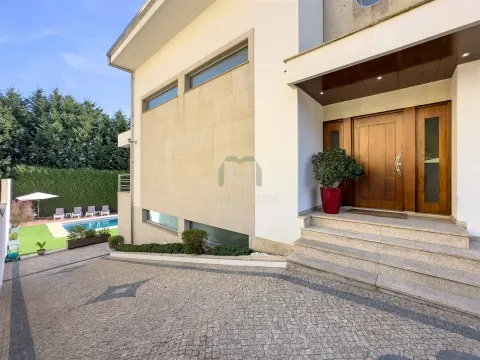 MORADIA  INDIVIDUAL COM PISCINA EM VALONGO