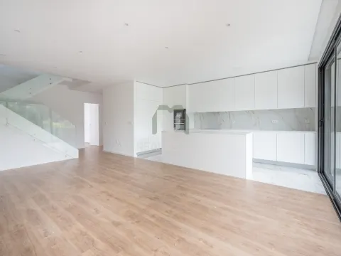 Moradia T3 NOVA (3 suítes) em Banda, S.Pedro da Cova