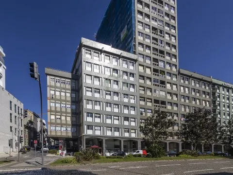 Apartamento T3+1 RENOVADO no centro do Porto