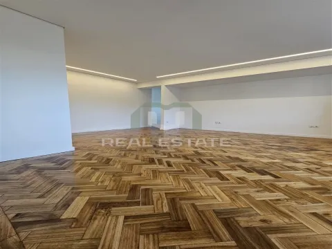 Apartamento T3+1 RENOVADO no centro do Porto