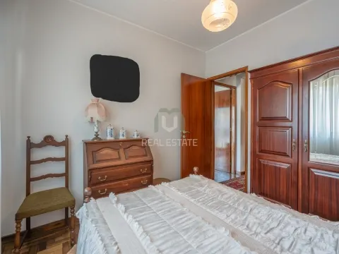 Apartamento T3 com Logradouro Privativo em Palmeira, Braga