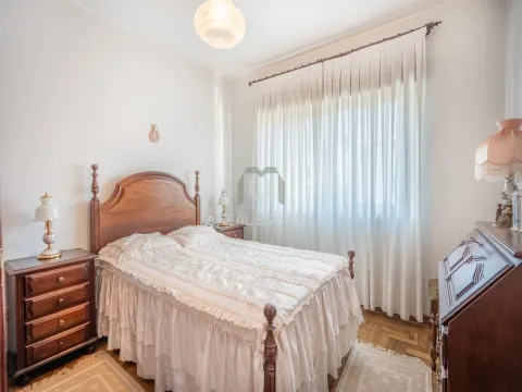 Apartamento T3 com Logradouro Privativo em Palmeira, Braga