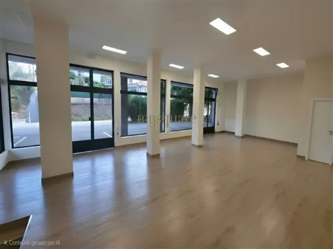 Loja Comercial para Arrendamento em São Roque (junto a São João da Madeira)