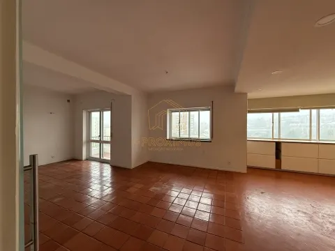 Apartamento T4 c/ garagem dupla e arrumo