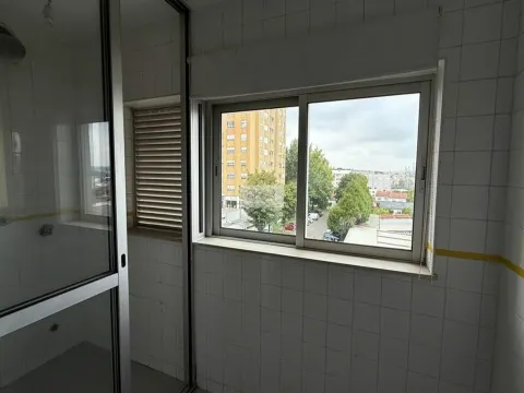 Apartamento T3 com garagem para 2 carros em Gueifães!