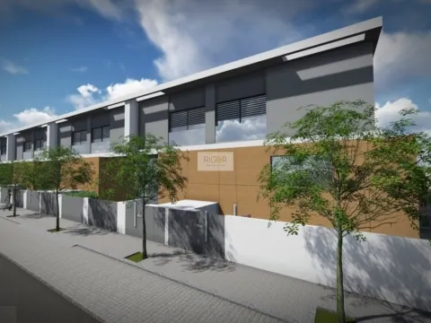 Moradia T3 de 2 frentes e jardim em construção em Águas Santas