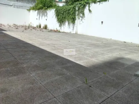 Apartamento T2 com terraço de 255m2 em Matosinhos