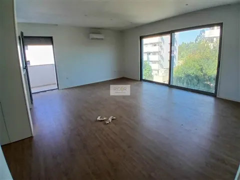 Apartamento T3 novo com varanda à Santa Rita, pronto a habitar